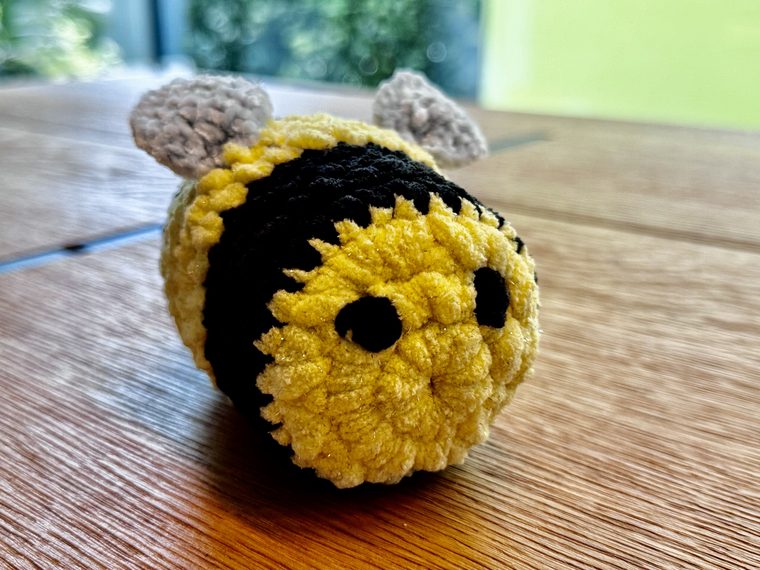 Abeille au crochet réalisée par Elyna