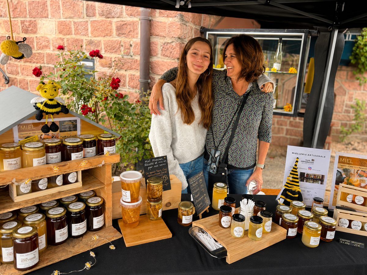 La famille Hirsinger sur un marché de produits locaux